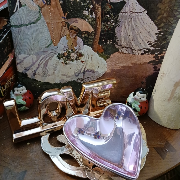 Shiny Pink Heart shaped dish And A Shiny Ceramic ✨️ "LOVE In The Air"💙 Sign. - Picture 3 of 14